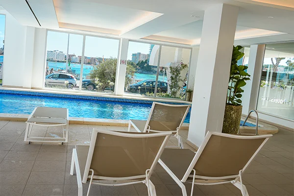 Piscina interior ROC Portonova Hotels