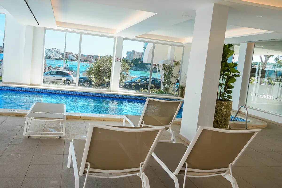 Piscina interior del Suites ROC Portonova