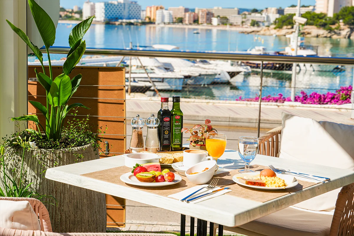 Snack bar frente el mar Suites ROC Portonova