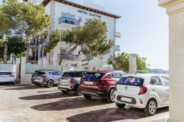 Coches en parking ROC Portonova Hotels