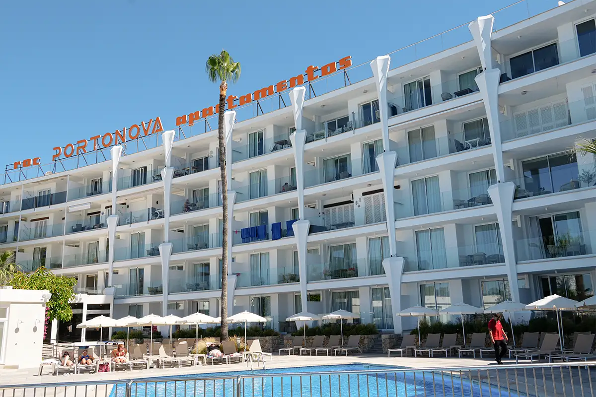 Piscina exterior frente al hotel Suites ROC Portonova