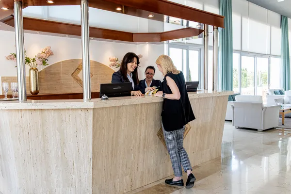 Dos mujeres en Recepción ROC Illetas y Spa