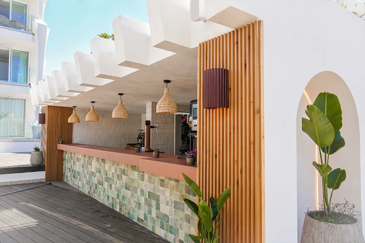 Bar de la piscina del Suites ROC Portonova
