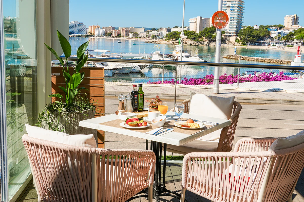 Snack bar frente el mar Suites ROC Portonova