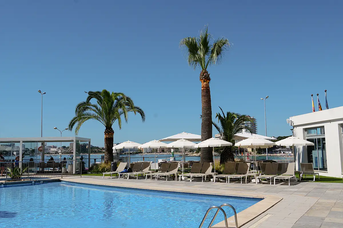 Piscina frente al mar del Suites ROC Portonova