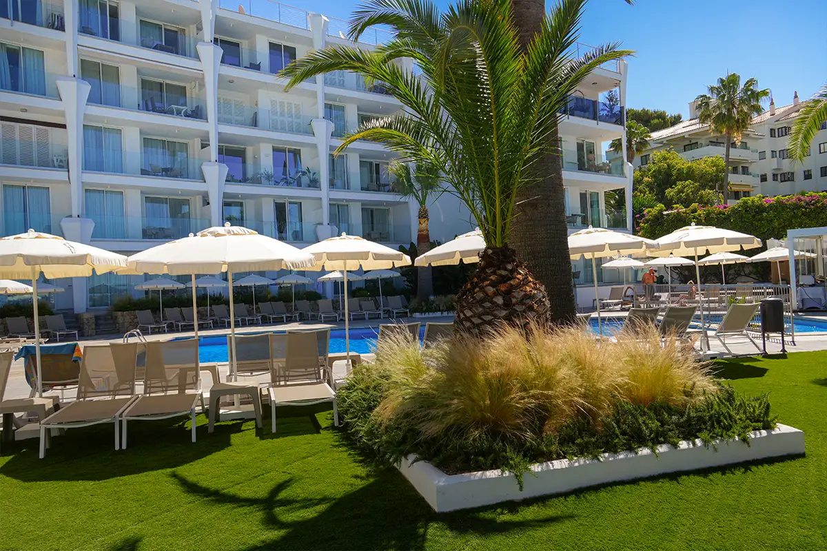 Zona verde piscina exterior en Suites ROC Portonova