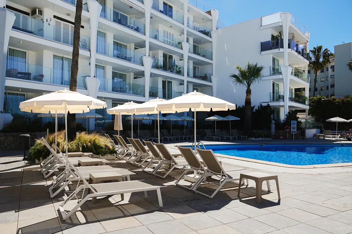 Tumbonas piscina del Suites ROC Portonova