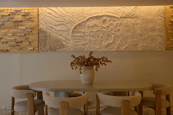 Jarrón en mesa de ROC Portonova Hotels