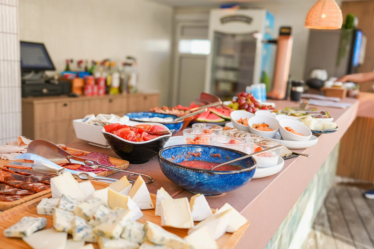 Desayunos buffet embutidos en Suites ROC Portonova