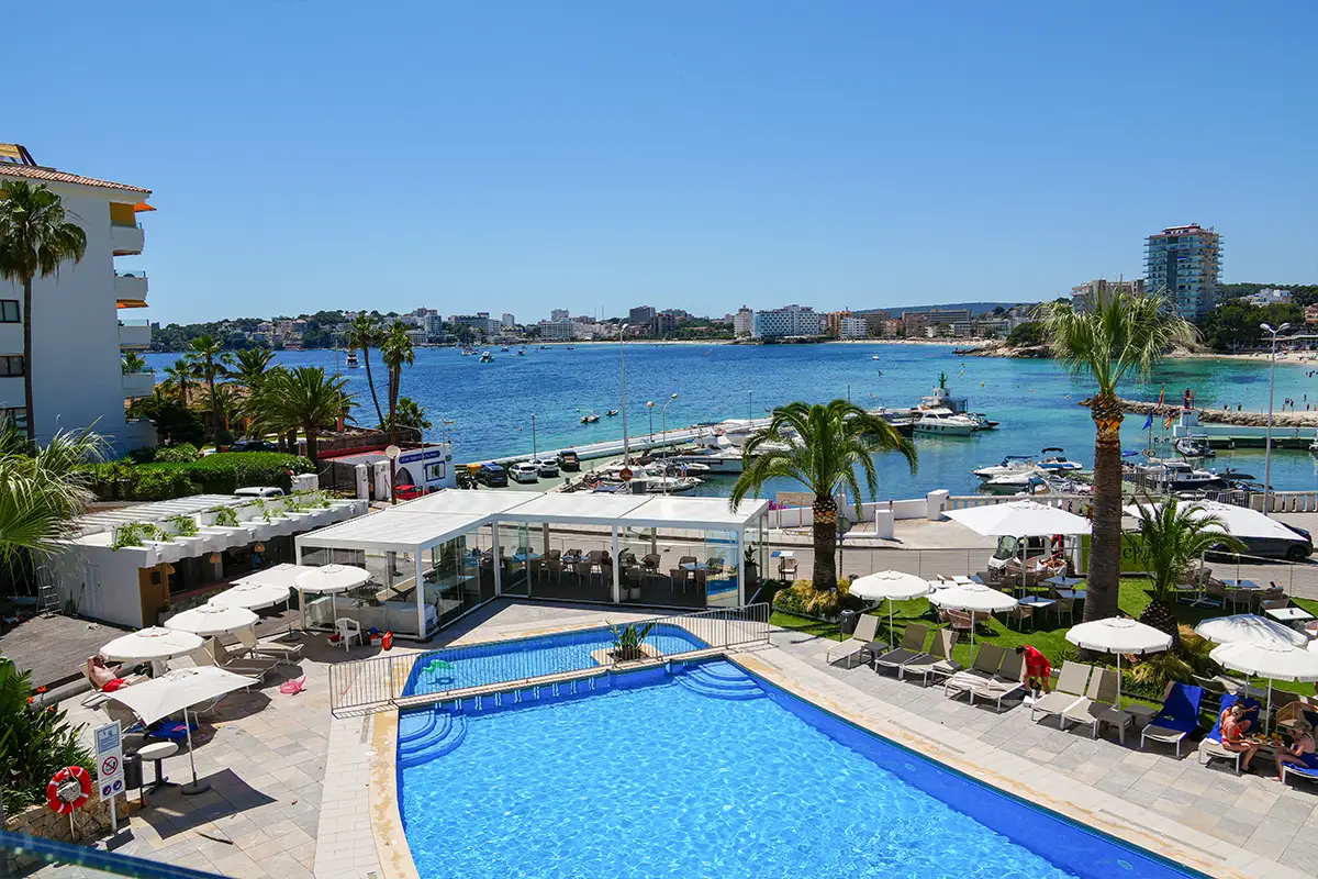 Piscina exterior frente al mar Suites ROC Portonova