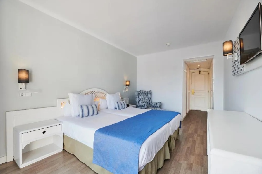 Doppelbett mit Poolblick Hotel Roc Oberoy Peguera