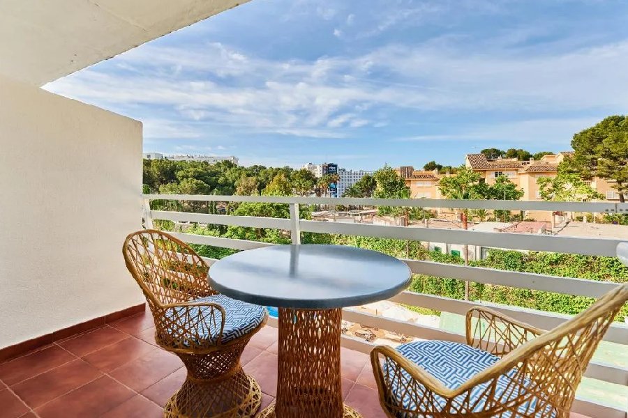 Doppelzimmer mit Poolblick Hotel Roc Oberoy Terrasse