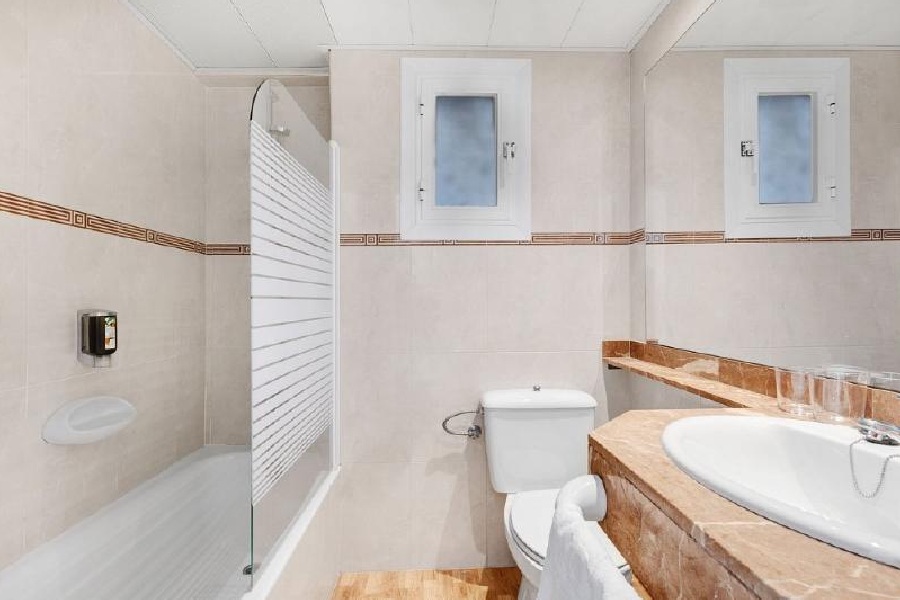 Badezimmer Doppelzimmer mit Terrassenblick Hotel Roc Oberoy