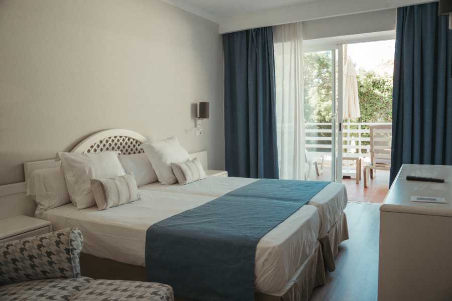 salle de bain chambre double vue terrasse hôtel roc oberoy