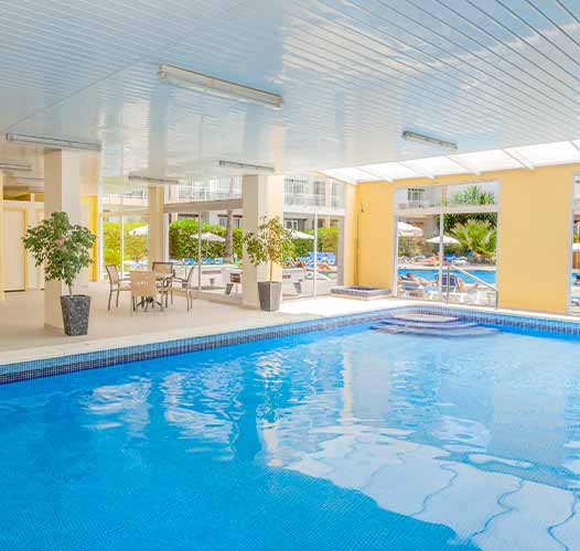 servicio piscina interior apartamentos roc portonova by roc hotels piscina interior apartamentos roc illetas